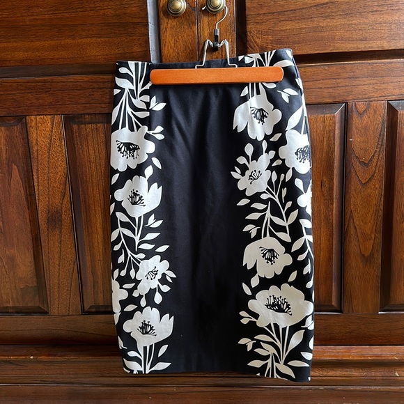 Floral black and white pencil skirt - Picture 1 of 3